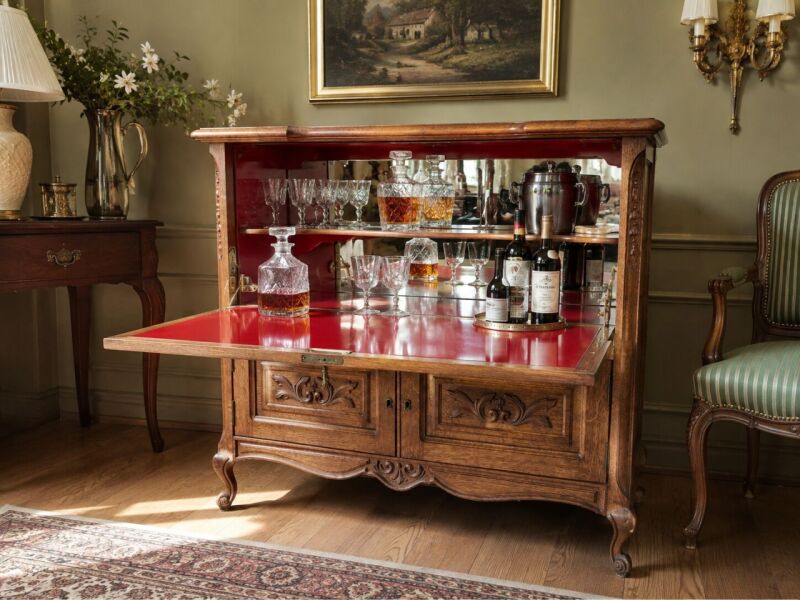 Vintage dubový barový kabinet v štýle Louis XV